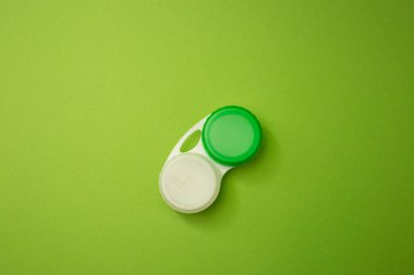 Yeşil arkaplanda yalama kabı, monokrom