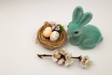 Paskalya Tavşanı, beyaz arka planda Paskalya Yumurtaları.