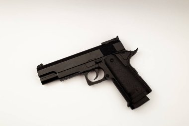 Beyaz arka planda siyah tüfek