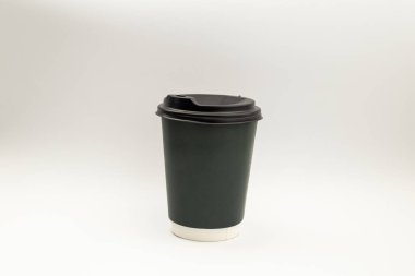 Beyaz arkaplanda tek kullanımlık karton bardak