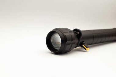 Beyaz arka planda büyük siyah fener.