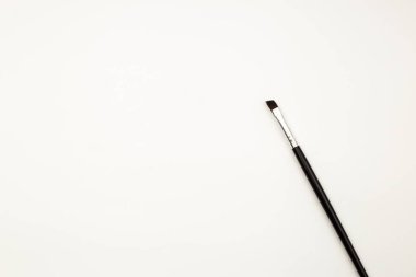 Beyaz arkaplanda makyaj fırçaları, şablon çerçevesi