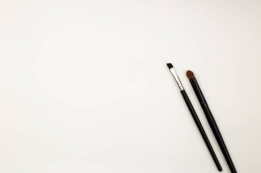 Beyaz arkaplanda makyaj fırçaları, şablon çerçevesi