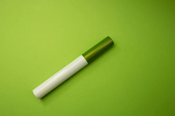 Kosmetikschlauch Auf Grünem Hintergrund — Stockfoto