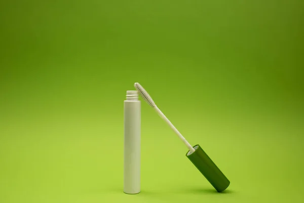 Mascara Auf Grünem Hintergrund Einfarbig — Stockfoto