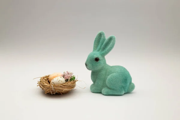 Conejo Pascua Junto Los Huevos Pascua Sobre Fondo Blanco — Foto de Stock