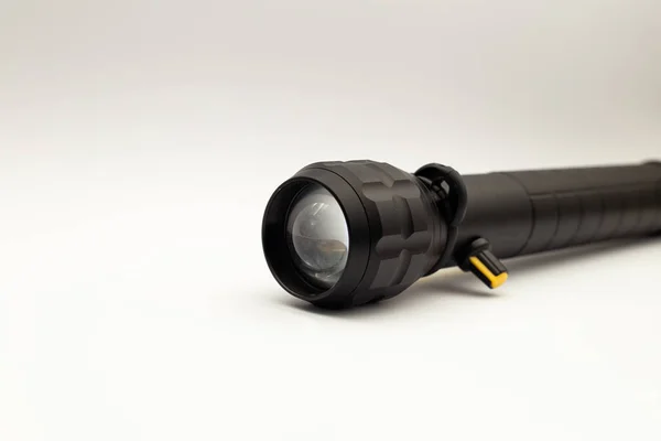 Beyaz arka planda büyük siyah fener.