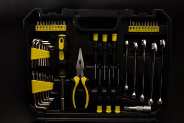 Araç kutusu, çeşitli aygıtlar ve boyutlar, siyah arkaplan üzerinde, ayrıntılı çekim