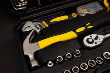 Araç kutusu, çeşitli aygıtlar ve boyutlar, siyah arkaplan üzerinde, ayrıntılı çekim