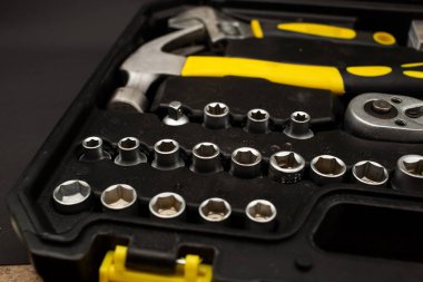 Araç kutusu, çeşitli aygıtlar ve boyutlar, siyah arkaplan üzerinde, ayrıntılı çekim