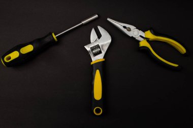 Tornavida, pense ve muslukçu anahtarı, arka planda ayrıntılı çekim.