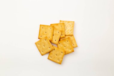 Beyaz arkaplanda krakerler