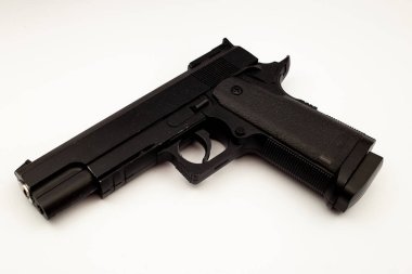 Beyaz arka planda siyah tüfek