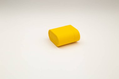 Parlak sarı çantalı kablosuz kulaklıklar.