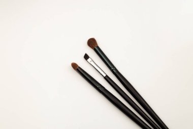 Beyaz arkaplanda makyaj fırçaları, şablon çerçevesi