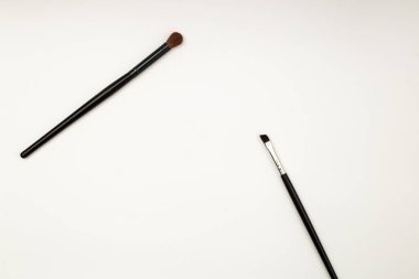 Beyaz arkaplanda makyaj fırçaları, şablon çerçevesi