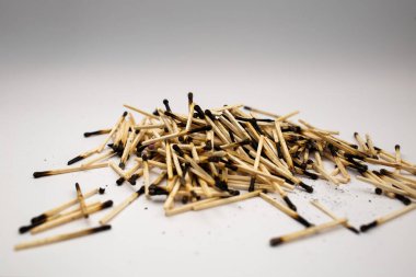 Beyaz arkaplanda ahşap eşleşmeler