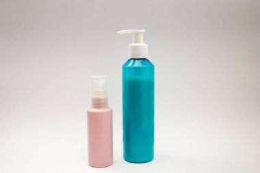 Beyaz arka planda mavi şampuan kutusu