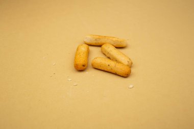 Grassini slaytı bej bir arka planda