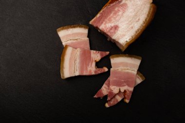 Siyah arka planda detaylı bir pastırma resmi.