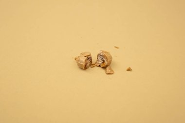 Beyaz arka planda karamel şekerler, şekerler