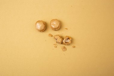 Beyaz arka planda karamel şekerler, şekerler