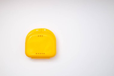 Beyaz arkaplanda diş macunu, diş aletlerinin nesne fotoğrafçılığı