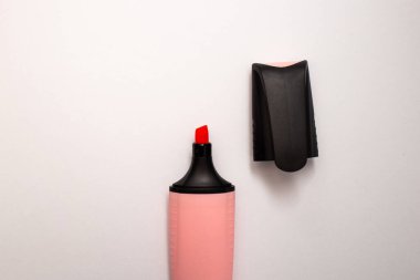 Beyaz arkaplanda kırtasiye işareti, konu