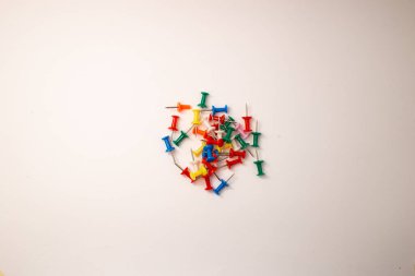 Beyaz arkaplanda parlak ofis düğmeleri