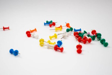 Beyaz arkaplanda parlak ofis düğmeleri