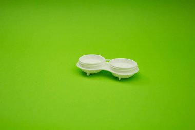 Yeşil arkaplanda yalama kabı, monokrom