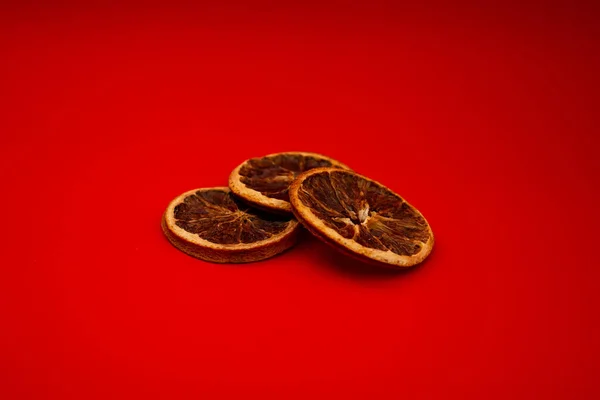赤い背景にドライフルーツ — ストック写真