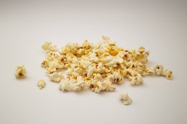 Beyaz arka planda bir fincanda patlamış mısır