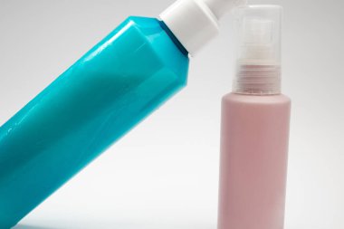 Beyaz arka planda mavi şampuan kutusu