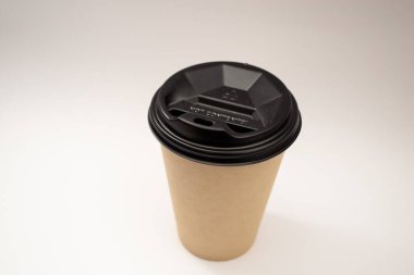 Siyah kapaklı bej plastik bardak