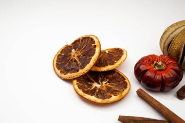 Beyaz arka planda kurutulmuş meyve, meyve ve tarçın