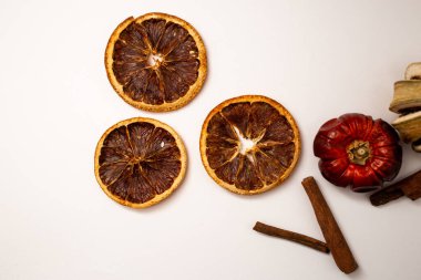 Beyaz arka planda kurutulmuş meyve, meyve ve tarçın