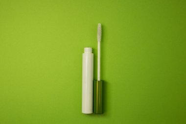 Yeşil arkaplanda maskara, tek renkli.