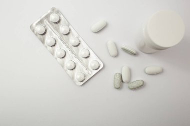 beyaz zemin üzerinde tıbbi ilaçlar