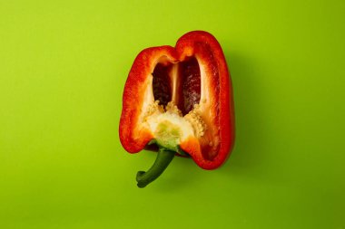 Yeşil arka planda kırmızı dolmalık biberler