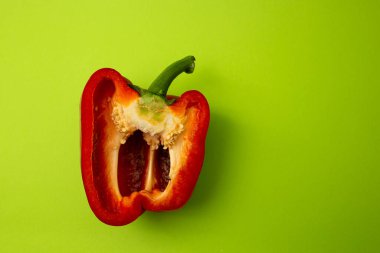 Yeşil arka planda kırmızı dolmalık biberler