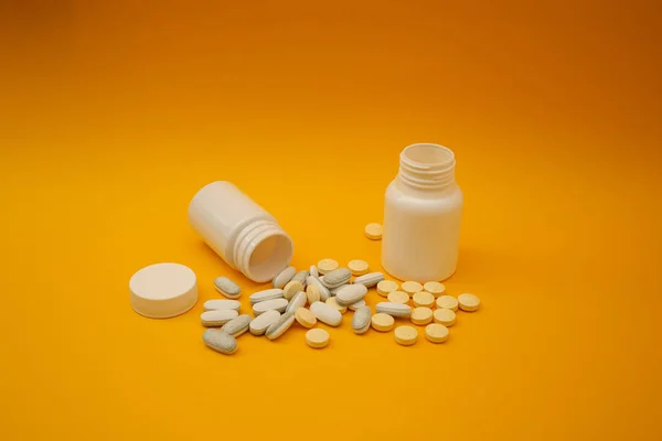 White Pills Yellow Background Medical Theme — Foto de Stock