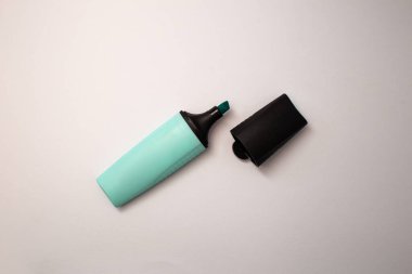 Beyaz arkaplanda kırtasiye işareti, konu