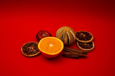 Kırmızı zemin üzerinde kurumuş meyveler