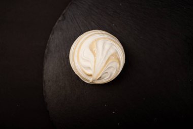 Siyah zemin üzerinde hava şekerlemesi