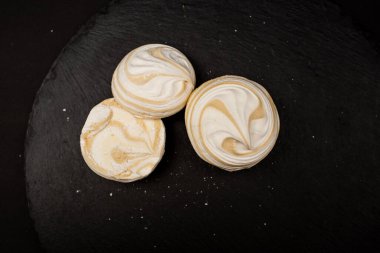 Siyah zemin üzerinde hava şekerlemesi