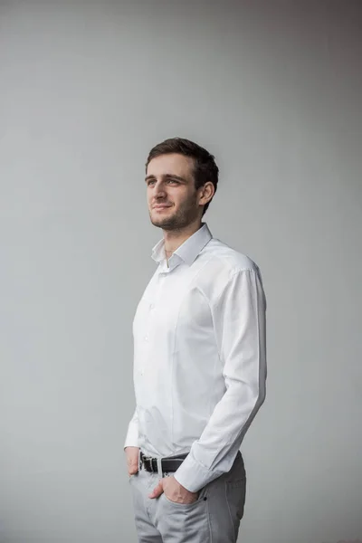 Beyaz bir duvara karşı duran Gürcü işadamı