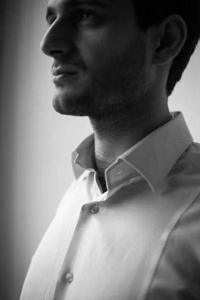 Beyaz gömlekli, siyah beyaz fotoğraflı Gürcü bir adam.