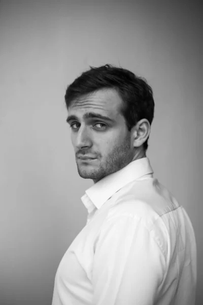 Beyaz gömlekli, siyah beyaz fotoğraflı Gürcü bir adam.