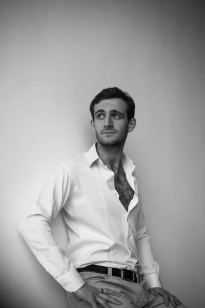 Beyaz gömlekli, siyah beyaz fotoğraflı Gürcü bir adam.